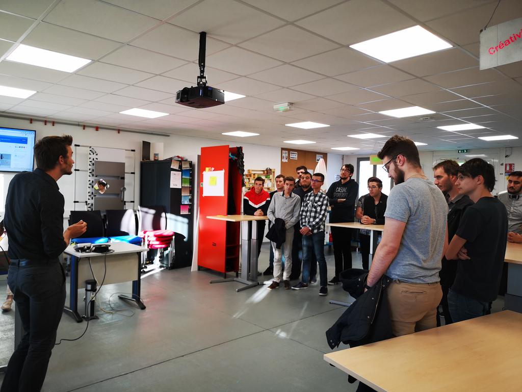 Erwan_Gallenne's tweet photo. #hackathyon soirée de lancement avec les étudiants pour des projets. Début de l'#innovationweek à #lrsy https://t.co/EYJe2wuW5M