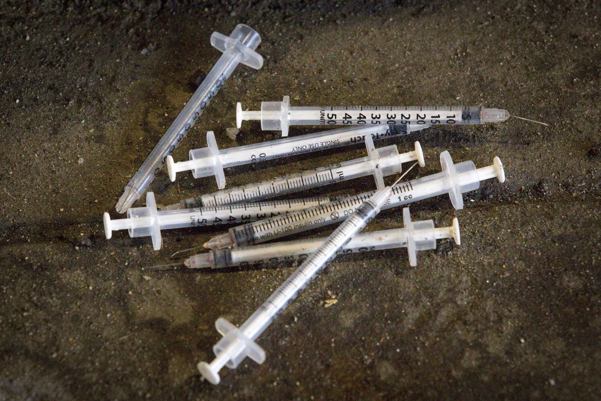 FreeLibrary's tweet photo. With Philadelphia - and the nation - in the grips of an opioid overdose crisis, @PHLPublicHealth is now offering FREE training sessions on overdose awareness and overdose reversal at several Free Library locations: https://t.co/Z1ORZmAIOI https://t.co/NnrGziIUBe