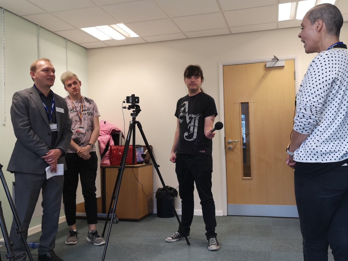 SalfordUniNews's tweet photo. Chatting to one of our entrepreneurs @CandaceJamesUK about her fantastic business idea, Vegaboxx.
@salfordbizsch @UoSLaunch #WeHaveLaunched https://t.co/RA6O9He0hN
