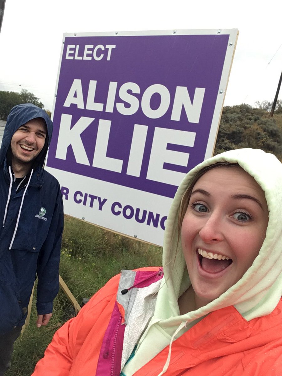 AlisonKlie's tweet image. It was a rainy Sunday but we got the last of the signs up! I might not have a lot but they sure are pretty!!
#electionsigns #kampaign18 #voteformealisonklie #helper #rainy