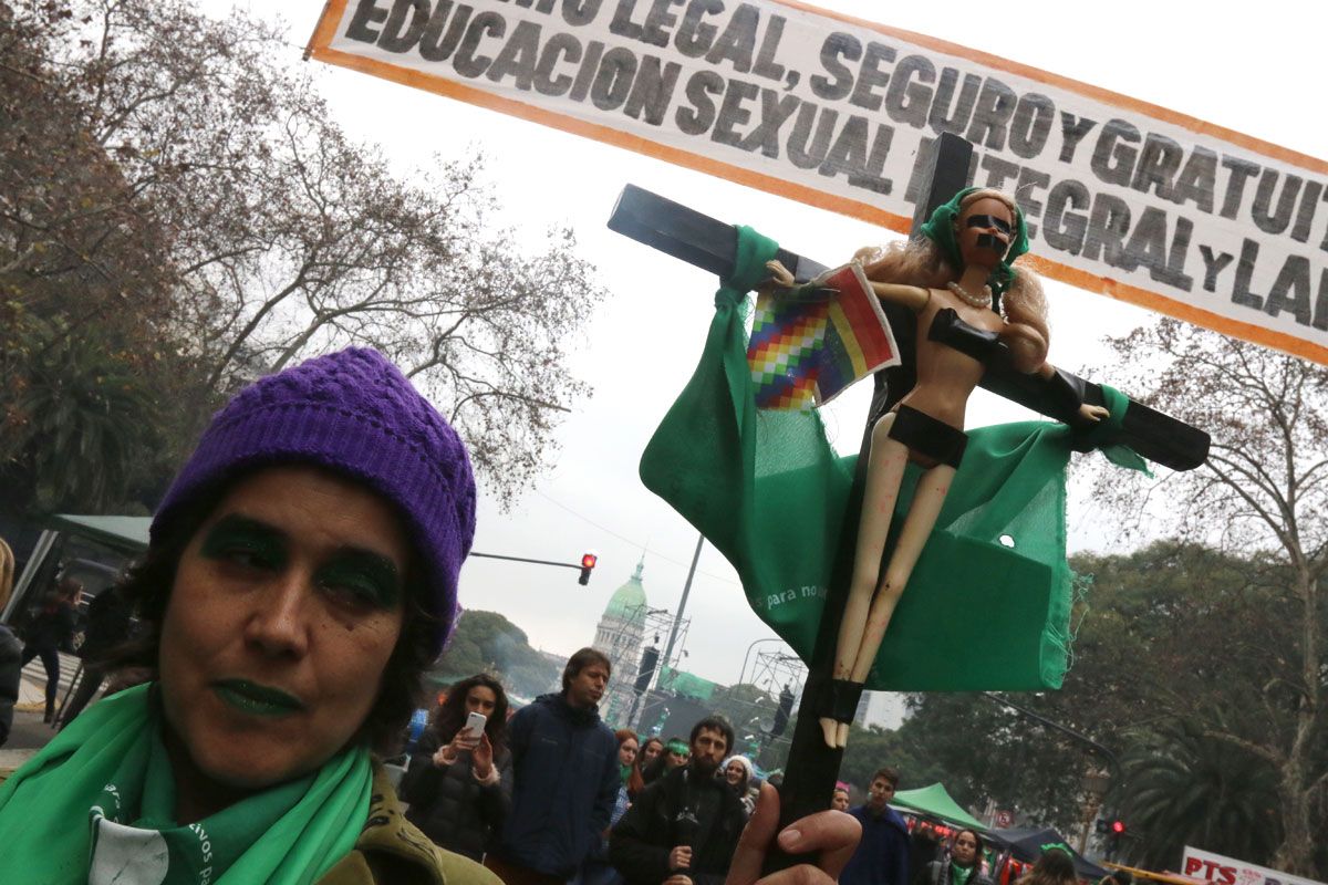 tiempoarg's tweet photo. El #PresupuestoDelAjuste impactará en los derechos de las mujeres: un informe del @EquipoELA alerta sobre la preocupante situación de desprotección para el último año del gobierno de Cambiemos. Escribe @julicorbe. https://t.co/XDK9qGy7on https://t.co/D80sChWgVD