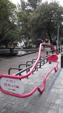 julien_damon's tweet photo. [#SmartCity] Voilà comment la mairie de #Mexico sensibilise ses habitants sur les bienfaits du #vélo dans l´espace public! 
#velotaf #gcum 
⬇️ https://t.co/exIbrjCRoF