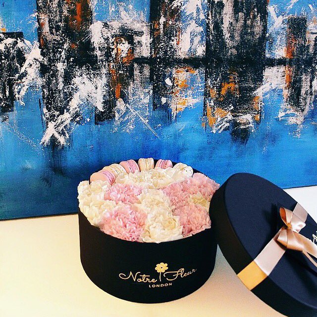 notre_fleur's tweet photo. Gorgeous painting by talented artist @nic.themist and our hatbox arrangement with flowers and macarons compliments it so nicely #notrefleurlondon #notrefleur #uniquegifts https://t.co/P4Y4aCvlID
