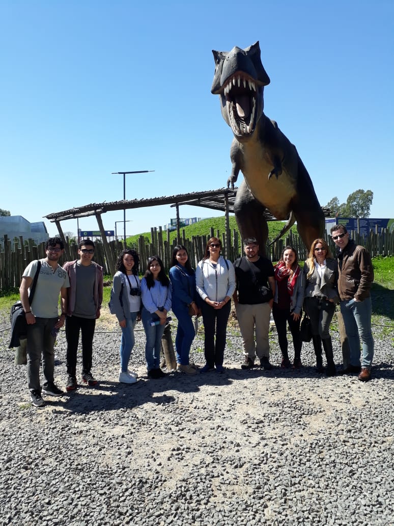 explora_cl's tweet photo. HASTA EL TIRANOSAURIO POSANDO PARA LA FOTO 😎Ayer la delegación ganadora del último Congreso Nacional Escolar @exploraconicyt despegó desde Chile al otro lado de la cordillera. Hoy nos envían esta foto visitando la megamuestra  de ciencia #Tecnópolis en #Argentina 😍 https://t.co/a9cT9Pfs24
