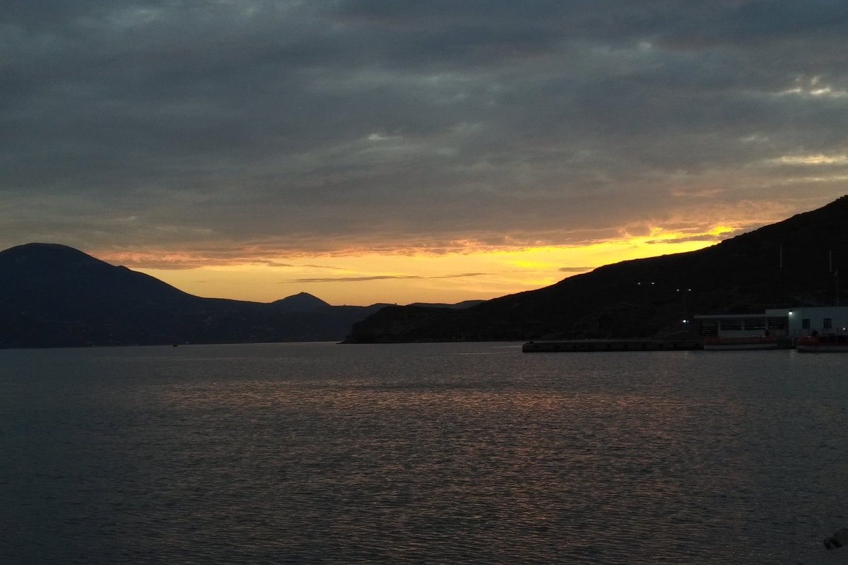 garyhgaryh's tweet photo. Sun setting over Milos bay. https://t.co/SQOfEcvxtu