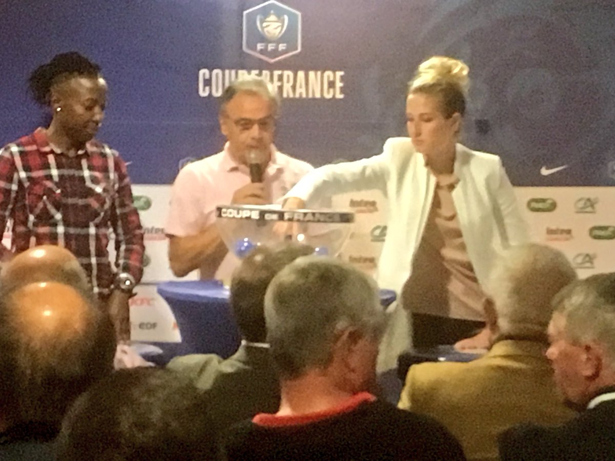 LOSC_Feminines's tweet photo. 🏆 @HMansuy et Laetitia #Chapeh au tirage au sort du 3e tour de la @coupedefrance féminine à la @LFHF_ https://t.co/CjtWD7i70D