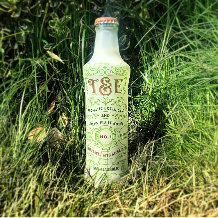 ThomasEvansNo1's tweet photo. Gently sparkling and aromatic, Thomas &amp; Evans No. 1 reveals flavours of botanicals, citrus peel and green fruits layer by layer. https://t.co/SljsTREQeq