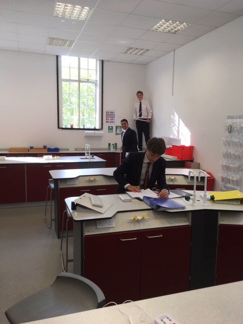 HaileyburyChem's tweet image. How many moles of gas are in this room? #IB #Topic1 #stoichiometry