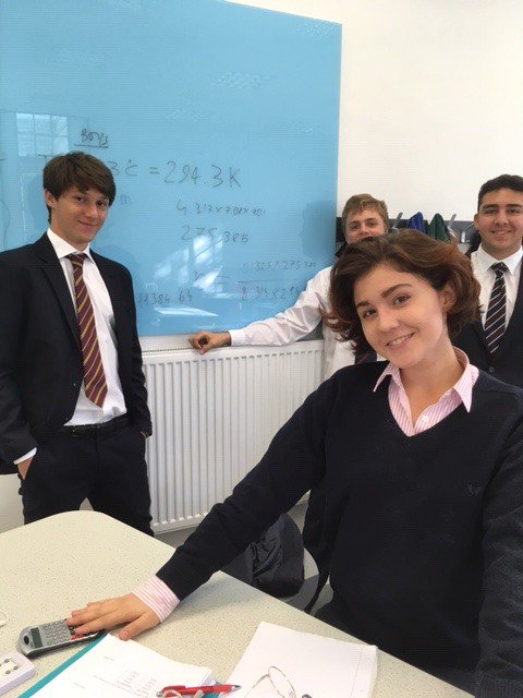 HaileyburyChem's tweet image. How many moles of gas are in this room? #IB #Topic1 #stoichiometry