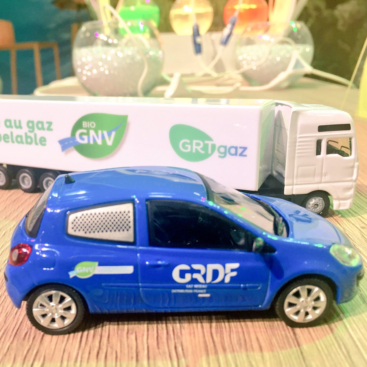 AlSowkaDubreuil's tweet photo. Sur le stand @gazafg @AFGNV @GRDF @GRTgaz au #MondialAuto on informe le public sur l’intérêt des solutions gaz pour la qualité de l’air avec bonne humeur, alors n’hésitez pas !🙂 #MobiliteDurable #GNV #BioGNV https://t.co/utT4kIN8Xq