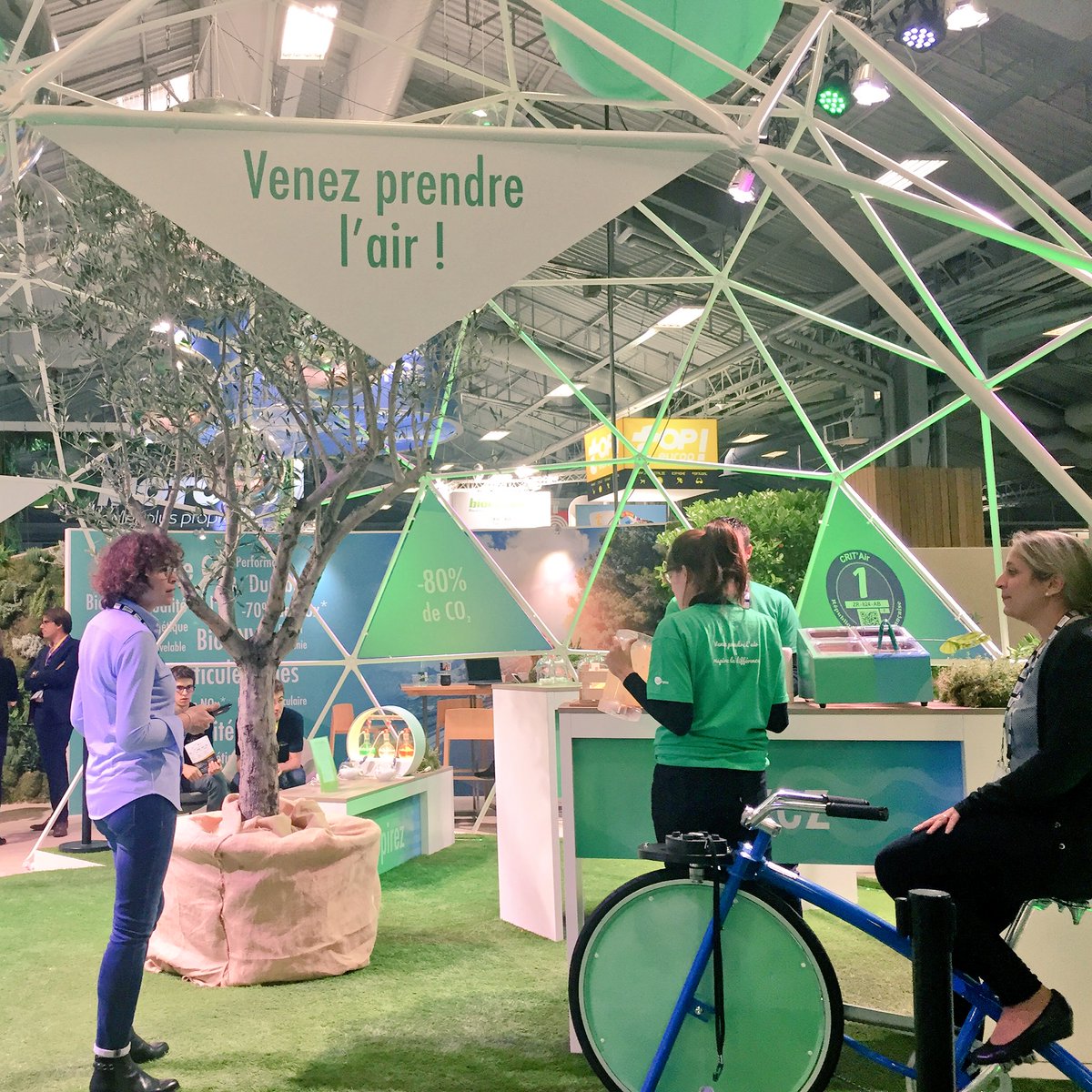 AlSowkaDubreuil's tweet photo. Sur le stand @gazafg @AFGNV @GRDF @GRTgaz au #MondialAuto on informe le public sur l’intérêt des solutions gaz pour la qualité de l’air avec bonne humeur, alors n’hésitez pas !🙂 #MobiliteDurable #GNV #BioGNV https://t.co/utT4kIN8Xq