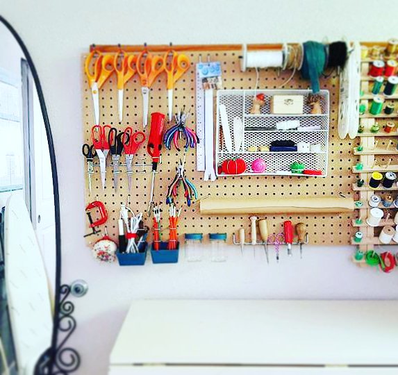 MorganDonners's tweet photo. My sewing space!  I was getting tired of digging through drawers to find my scissors or pliers, so my darling Mr installed a pegboard for me! I've been using it for about 2 years now, and recommended the same for anyone with a making space!  

#sewingroom #pegboard #costuming https://t.co/mjZxvoFe8q