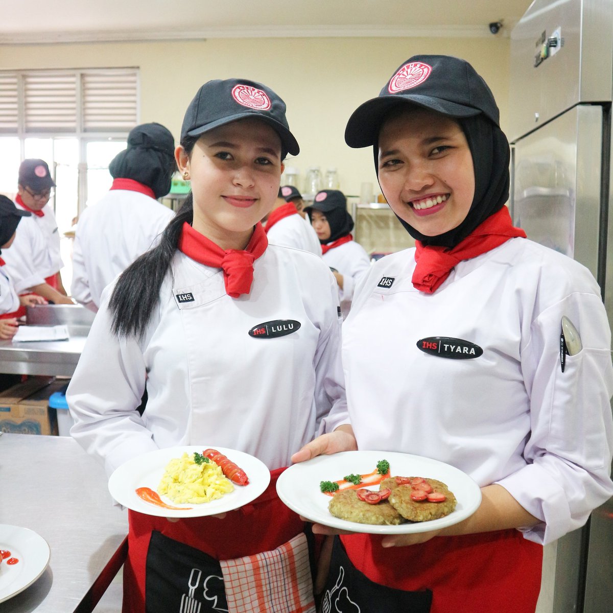 IHSindonesia's tweet photo. Untuk jadi chef handal, ada beberapa sikap dan sifat yang dimiliki. Pasalnya, chef adalah profesi yang menuntut kecepatan, ketepatan dan kreativitas. #infoIHS #IHSSolo https://t.co/GbgLetT4DZ