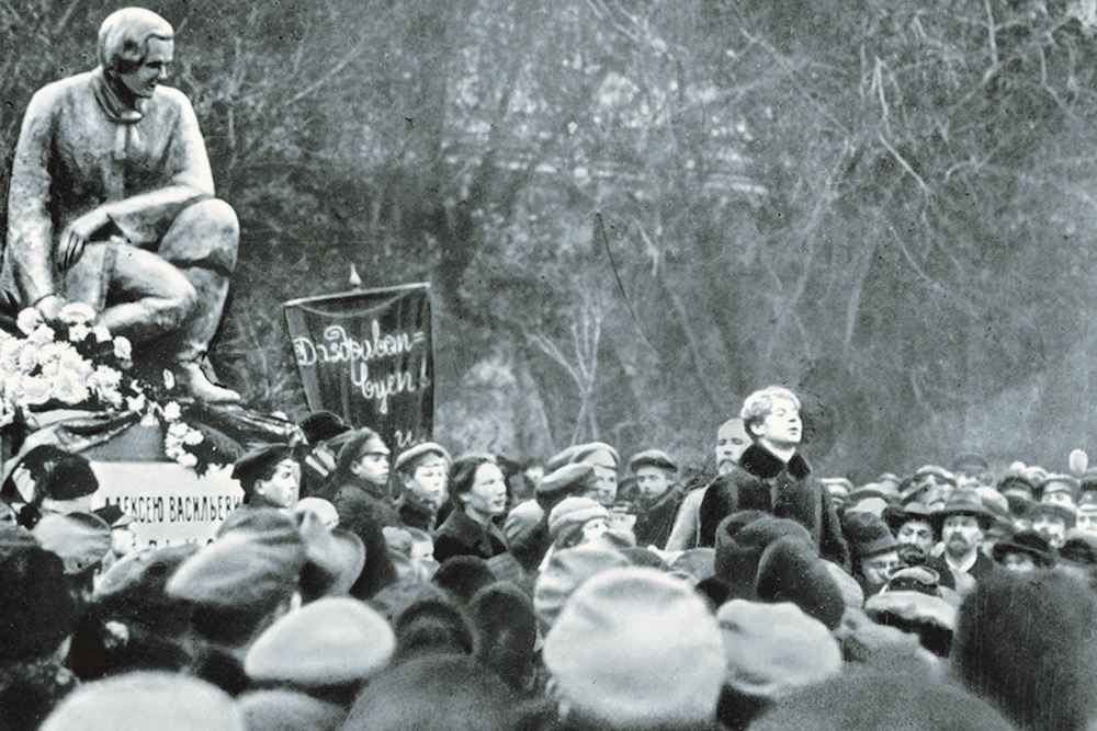 HistoryFoto's tweet photo. Сергей Есенин выступает на открытии памятника русскому поэту А.В. Кольцову у Китайгородской стены. Москва. СССР. 8 сентября 1925 г. https://t.co/P9pOfmqeBV