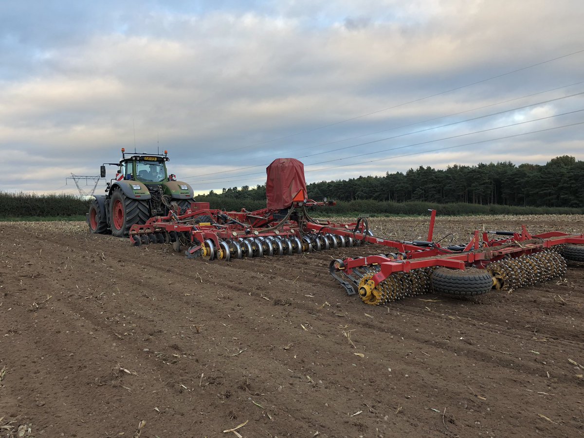 JamieRobson115's tweet photo. Working AD maize stubble in tonight, on some very very dry sand land!!! Ahead off the drill man. Getting a really good mix from the topdown and firming it back down with the rollex . 👌 @vaderstad @bandbtractors @Fendt_UKIreland https://t.co/r7pZIUOO2I