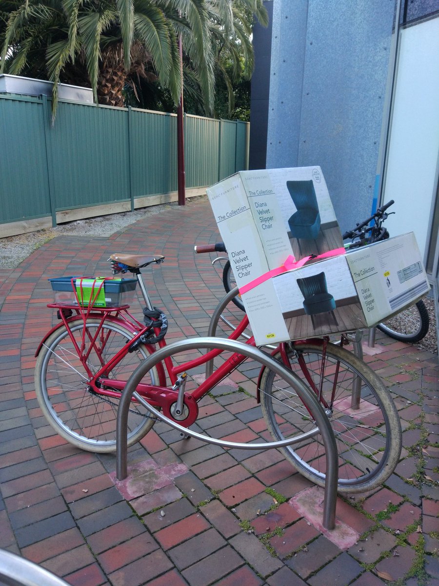 BikeParka's tweet photo. Superb photo by @okreroy and the perfect example for our #EveryDayCycleHeroes. When it doubt...do it by bike!
#Betterbybike #cycleforchange #cycletowork #cycletoschool
#seemorecycling #urbancycle #cyclingfitness #quaxing #BikeParka https://t.co/SdHLtB5y0v