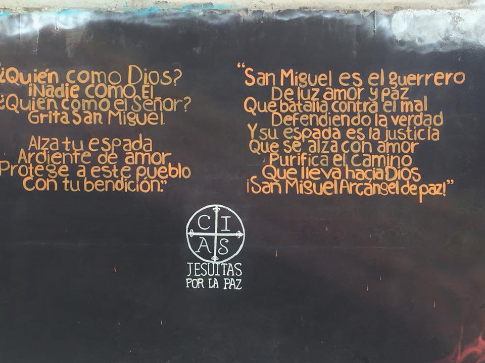 CiasPaz's tweet photo. El eje de #GobiernoComunitario junto con el obispo de Celaya promovieron la creación de un Mural Comunitario dedicado a su fiesta patronal. Aquí el Obispo rayando y bendiciendo el Mural junto a los jóvenes https://t.co/cGjeRaDttq