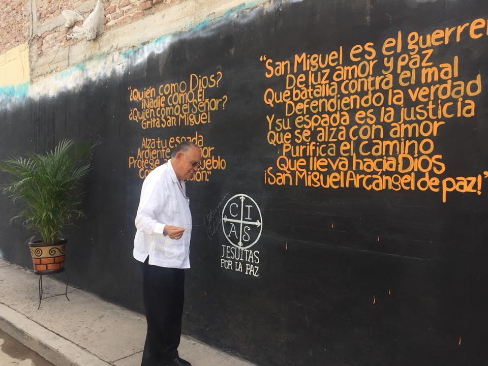 CiasPaz's tweet photo. El eje de #GobiernoComunitario junto con el obispo de Celaya promovieron la creación de un Mural Comunitario dedicado a su fiesta patronal. Aquí el Obispo rayando y bendiciendo el Mural junto a los jóvenes https://t.co/cGjeRaDttq