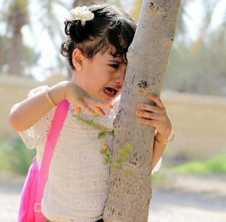 كذاب من قال الشعـر حب وجنون 
واللي يقول الشاعر أحساس كذاب
.
 أنا" هِنا "وضعي مثل ماتشوفون 
نبضي شعر وأكتب ولا عندي احباب
.