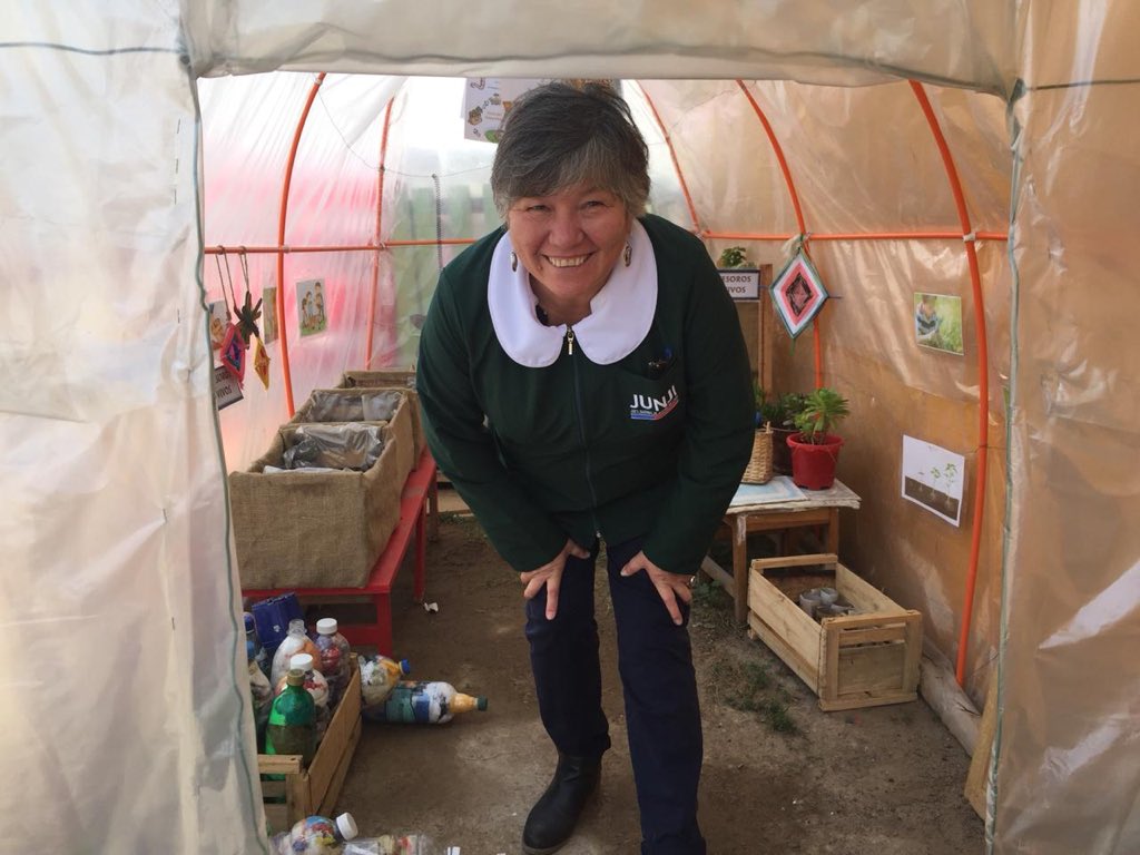 " Con el programa Naturalizar, los niños se conectaron con la vida, no fue algo menor, nos cambió el paradigma. Aprendiendo a cuidar la naturaleza, aprenden a cuidarse ellos mismos" dice Miruska Juico, quien nos recibe hoy en su jardín Las Ardillitas #junji de Coquimbo