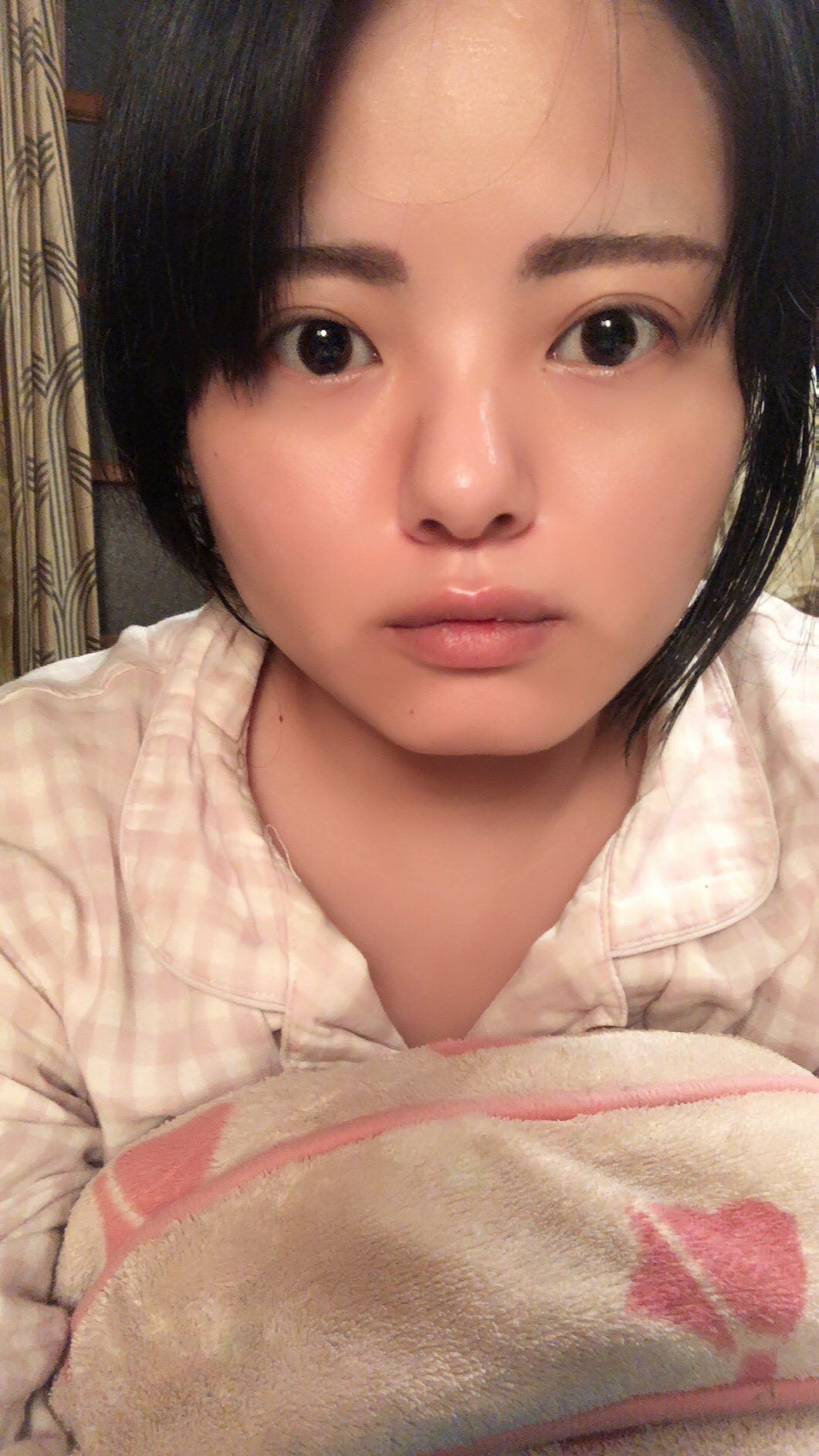 朝霧柚真 すっぴんに眉だけ書くと怖い W セルフタンニングアイブロウが届いたのでお試し W 2 3日 夜寝る時に書くといい感じに残るらしい W 剥がすタイプの眉ティントは失敗する未来しか見えないので筆ペンタイプ セルフタンニング