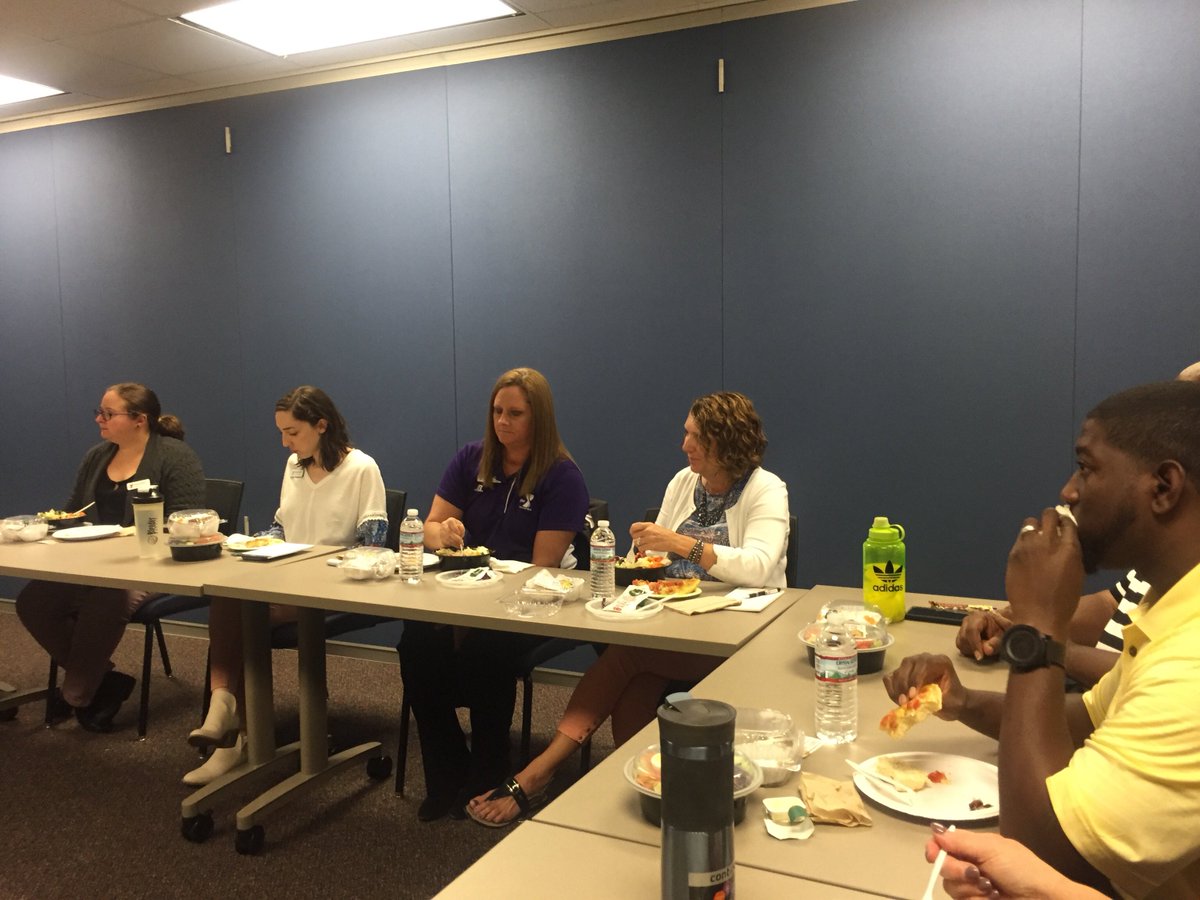 akronareaymca's tweet photo. βThe bottom line is that the only way we can solve these issues is if we all come together.β -Judi from the YMCA on poverty in Akron
#OnTheTableAkron #Akron #WhyAkron https://t.co/gCTuP0N8TI