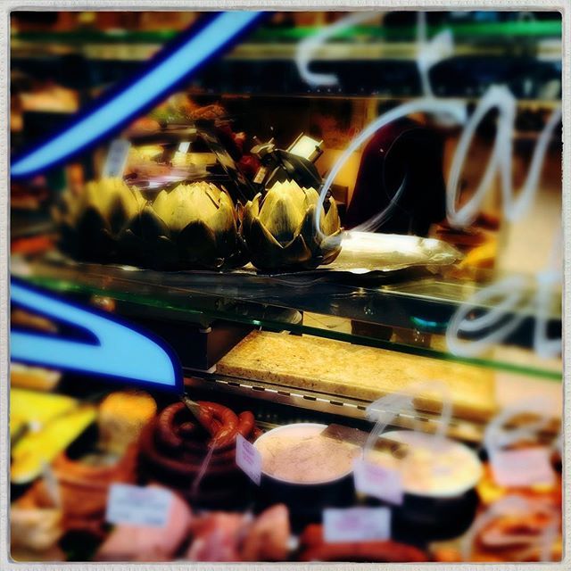 SophieBrissaud's tweet photo. La marqueur infaillible de la vraie charcuterie de quartier à l’ancienne, ce n’est pas la saucisse, c’est l’artichaut cuit #paris #charcute https://t.co/8TQGPTRsEH https://t.co/QIfiT4waeY