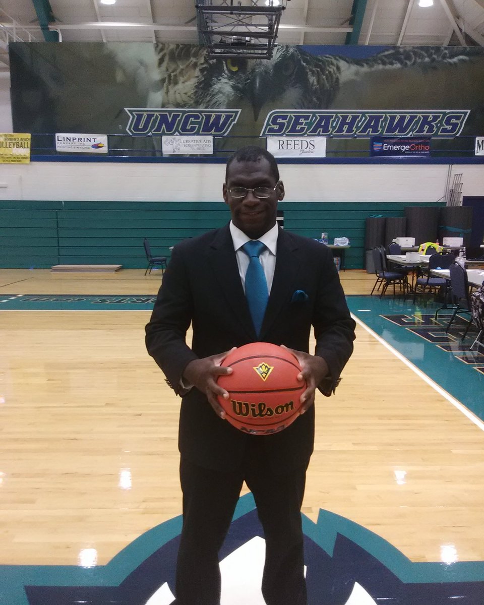 hoopsdreams5's tweet photo. Just got the job new equipment director man so happy now ready for this season bro can't wait until win CAA championship this year bro let's goooo #HawkYeah #lockinnow 🏀🍴💯 https://t.co/4zl2aigE3G