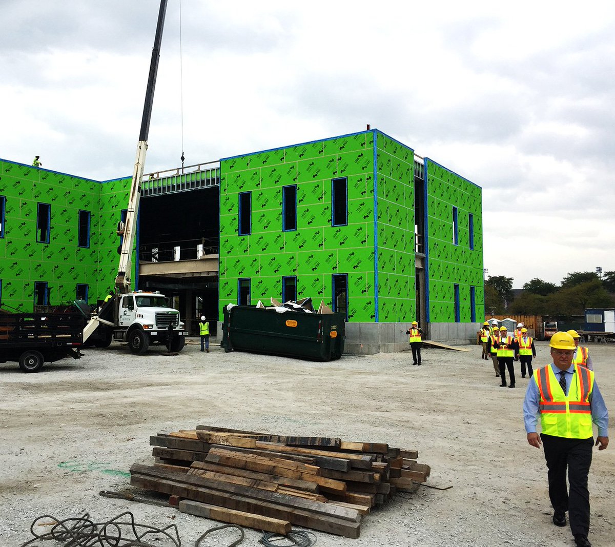 UICEngineering's tweet photo. The UIC #Engineering Advisory Board toured the #construction site of our cutting-edge new Engineering Innovation Building on Taylor Street. Thanks to our board members for visiting campus! @UIC_CPPM #chicagodevelopment #engineeringinnovationbuilding https://t.co/vdqfniBF7X