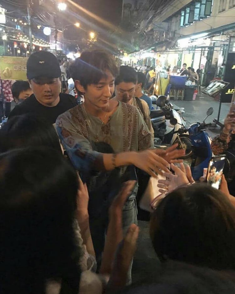 JoonGiTurkey's tweet photo. [031018] Joon Gi,Tayland’da yoğun bir ilgi ile karşılanıyor. https://t.co/5nlD64DpZb