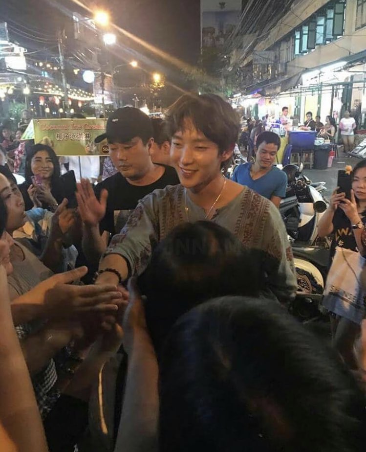 JoonGiTurkey's tweet photo. [031018] Joon Gi,Tayland’da yoğun bir ilgi ile karşılanıyor. https://t.co/5nlD64DpZb