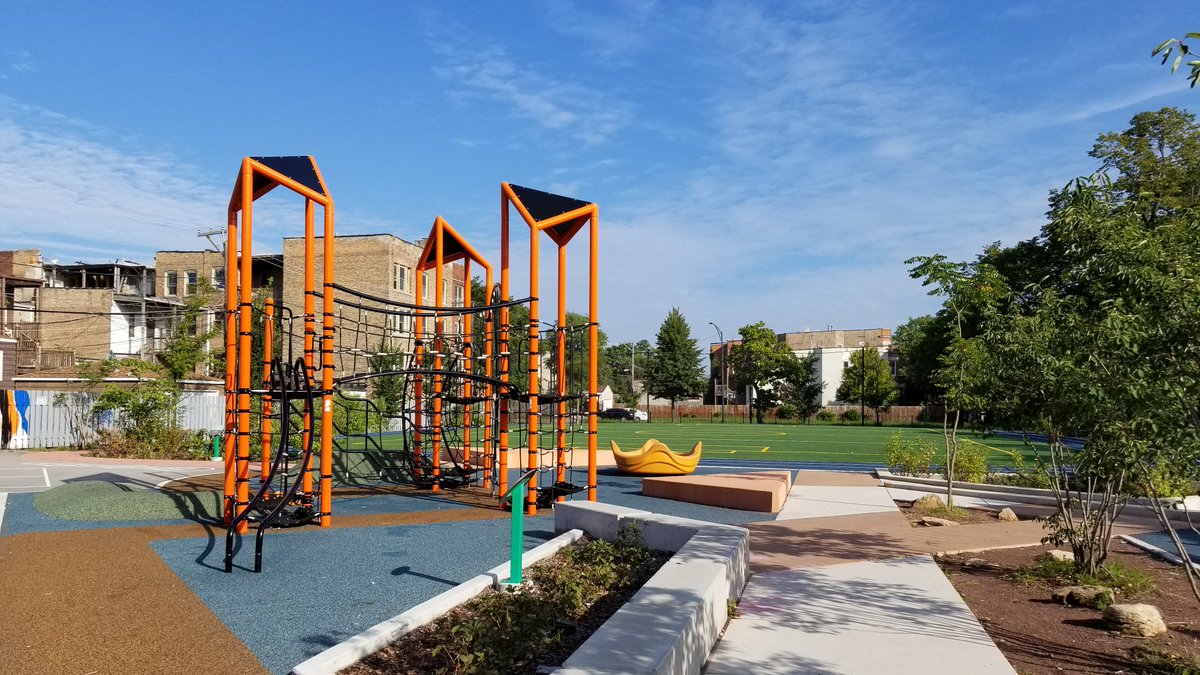 vantage_eval's tweet image. We're in #Chicago with @ChildrenNature &amp;amp; @LeagueofCities. Wadsworth #cpsSTEM schoolyard is one of the only places on the South Side kids can go to be outside. Great to hear them feel ownership over the space that they helped design. #greeninfrastructure #citykids2nature