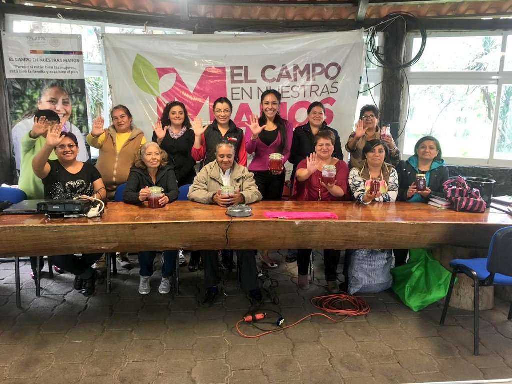 YeseniaMtzPlata's tweet photo. La agregación de valor a nuestros productos nos brinda la capacidad de expander mercados y romper horizontes, mejorando la economía familiar. #ECENM capacita a mujeres del sector rural de la #CDMX, en elaboración de mermeladas. @BaltazarxTam @sm_chavarria @SAGARPA_mx https://t.co/XzLjxQ9dyR