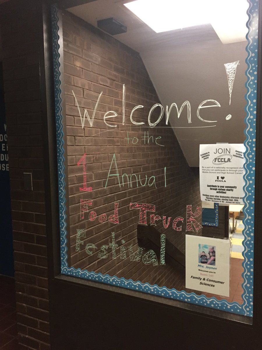 TaylorW64735951's tweet photo. On Friday, 8th grade FACS hosted our First Annual Food Truck Festival! Come check out our super creative and mouth-watering trucks! Congrats to our winner Caitlin!! 🏆@SCSD_AMS https://t.co/Aasogm4Dqa
