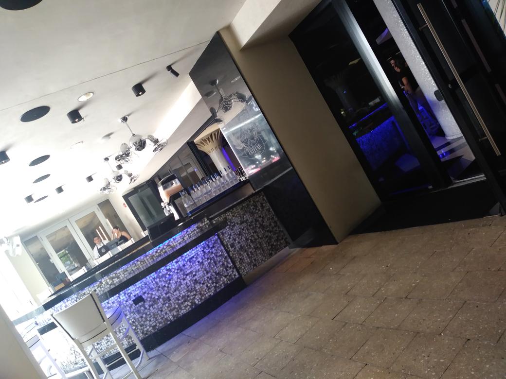 OneWorldOneGoal's tweet photo. Cool meetings in @designdistrict near @EmilioEstefanJr 's Kitchen-Awesome vibe in the restaurant bar area! Great for @CityofMiami Need a courtyard music event for @InterMiamiCF fans+players meetngreet! @FrancisSuarez @marceloclaure @Jorge__Mas @JurgenMainka @simonolive #YesTo378 https://t.co/SRiySbM0e5