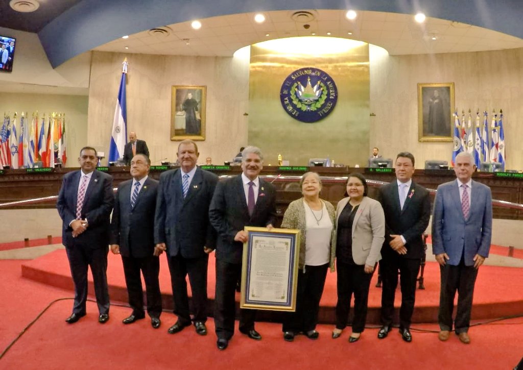 cristicornejo_'s tweet photo. Declaramos a Monseñor José Ricardo Urioste como Hijo Meritísimo de #ElSalvador🇸🇻

Se destacó por ser Presidente de la Fundación Monseñor Óscar Arnulfo Romero, principal impulsor de la causa de canonización.

Entregamos pergamino a su sobrina, doña Gloria Amaya Urioste. https://t.co/5Fu0JHd5LB