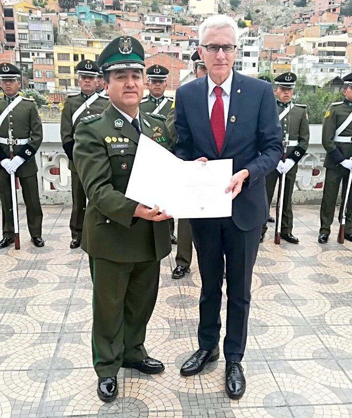 Pol_Boliviana's tweet photo. 🤝🏼#VisitaProtocolar
#LaPaz
En su primera visita a #Bolivia el Sr. #JürgenStock Secretario General de @INTERPOL_HQ, fue condecorado en ceremonia especial por la Dir.Nal. de #InterpolBolivia.
Se testimonió el apoyo recibido por la máxima autoridad de la Policia Internacional. https://t.co/OK8OW3zYIz