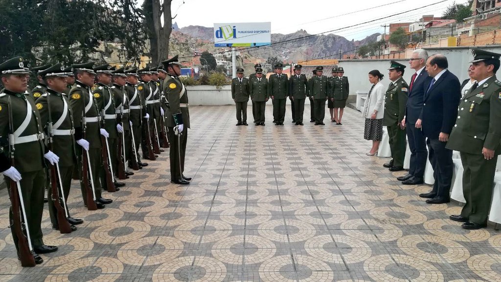 Pol_Boliviana's tweet photo. 🤝🏼#VisitaProtocolar
#LaPaz
En su primera visita a #Bolivia el Sr. #JürgenStock Secretario General de @INTERPOL_HQ, fue condecorado en ceremonia especial por la Dir.Nal. de #InterpolBolivia.
Se testimonió el apoyo recibido por la máxima autoridad de la Policia Internacional. https://t.co/OK8OW3zYIz