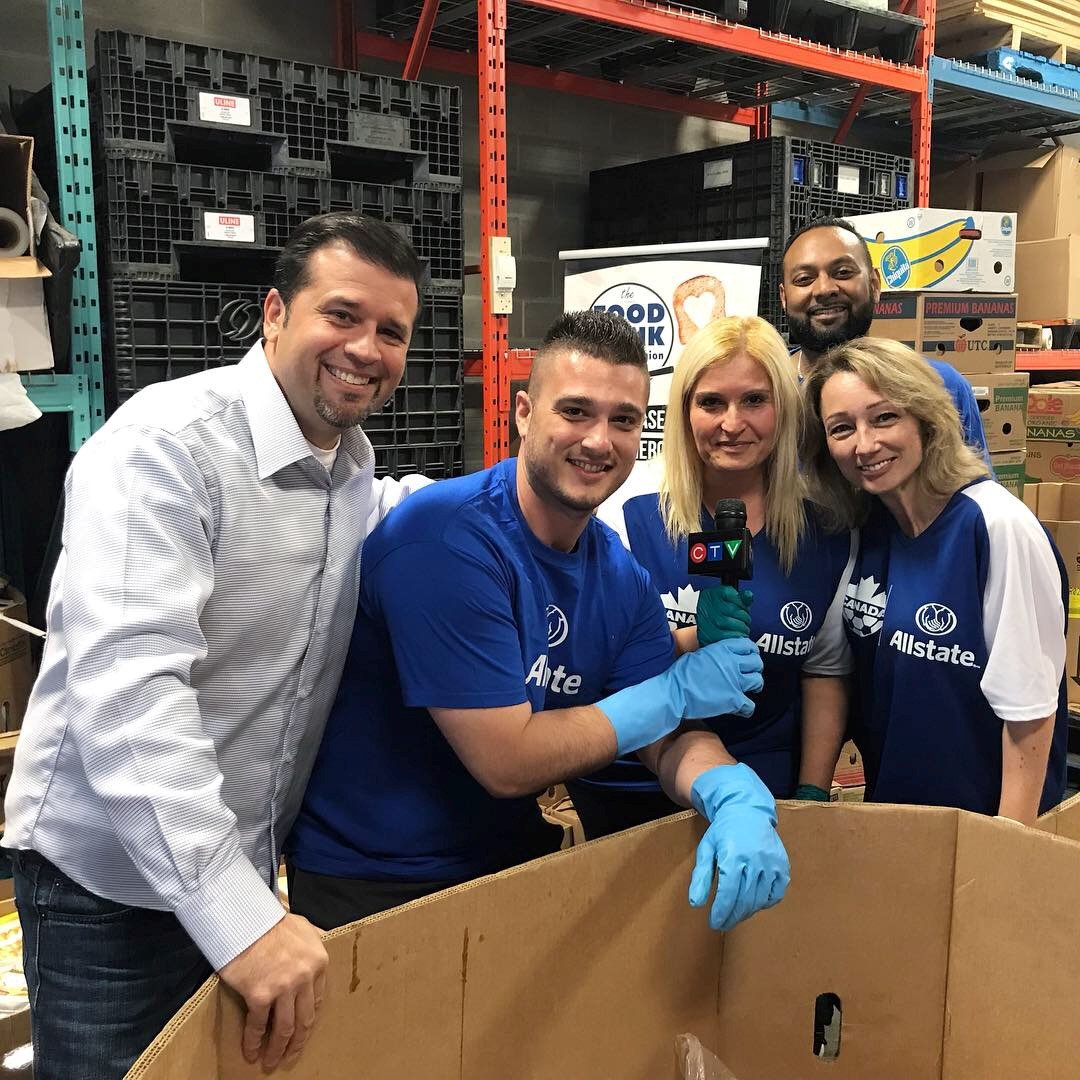 AllstateCanada's tweet photo. We had a wonderful time volunteering at the @FoodbankYR yesterday helping to promote the annual Thanksgiving Food Drive. Thank you @AnwarKnight and the @CTVToronto Live at Noon crew for spending the afternoon with us. #InsideAllstate https://t.co/wksNkoiaJE