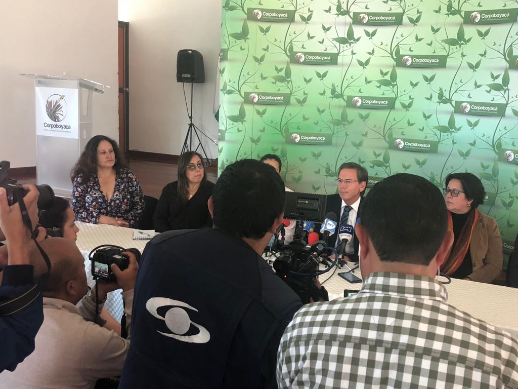 Corpoboyaca's tweet photo. #AestaHora rueda de prensa en cabeza del Director Ricardo López, luego de la captura de un funcionario y dos exfuncionarios, por parte de la @FiscaliaCol. 
Gracias a información que la Corporación puso en conocimiento sobre casos e irregularidades que condujeron a las capturas. https://t.co/1mbj8vHury
