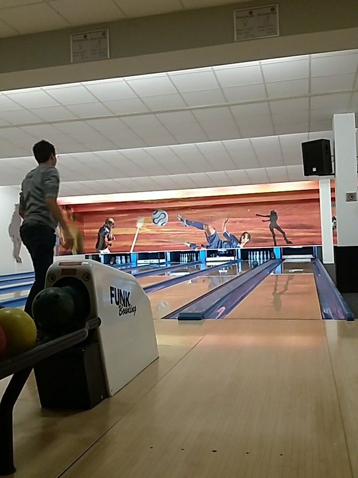 FSR_Bio_TUD's tweet photo. Nach der erfolgreichen #Clubtour gestern geht es geute etwas entspannter in unserer #ErstieWoche zu! Bowling Abend zum Kennenlernen ist ein voller Erfolg. Wir freuen uns auf die weiteren Veranstaltungen mit euch 💚 https://t.co/YDDp2EdPQh