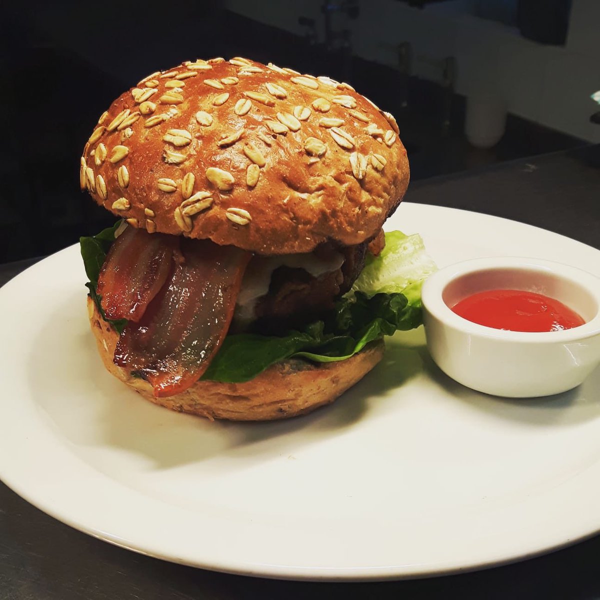 TheFull_Moon_'s tweet photo. Why not pop down for a midweek dine? Come and try our delicious, locally sourced, Moonburger! #pubgrub https://t.co/5OnJ30OgQN