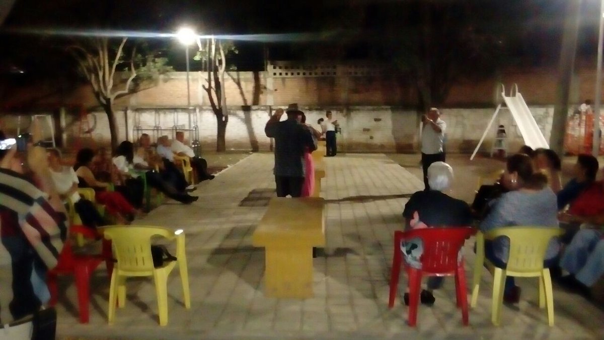 DSIrapuato's tweet photo. Bien dicen que “recordar es volver a vivir”, y nos entusiasma llevar actividades para toda la familia, el <Danzón> es una pieza musical que disfrutan los adultos mayores y que también pueden aprender jóvenes y adultos, acude a tu #ParqueVecinal más cercano y a bailar.#MejorCiudad https://t.co/BnvTkU9nur