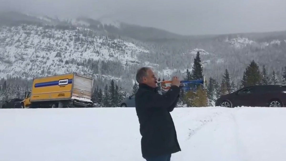 Trumpeter plays 'O Canada' to drivers trapped in Alberta snowstorm ow.ly/RJuo30m5o7x https://t.co/uSuUaGsujp