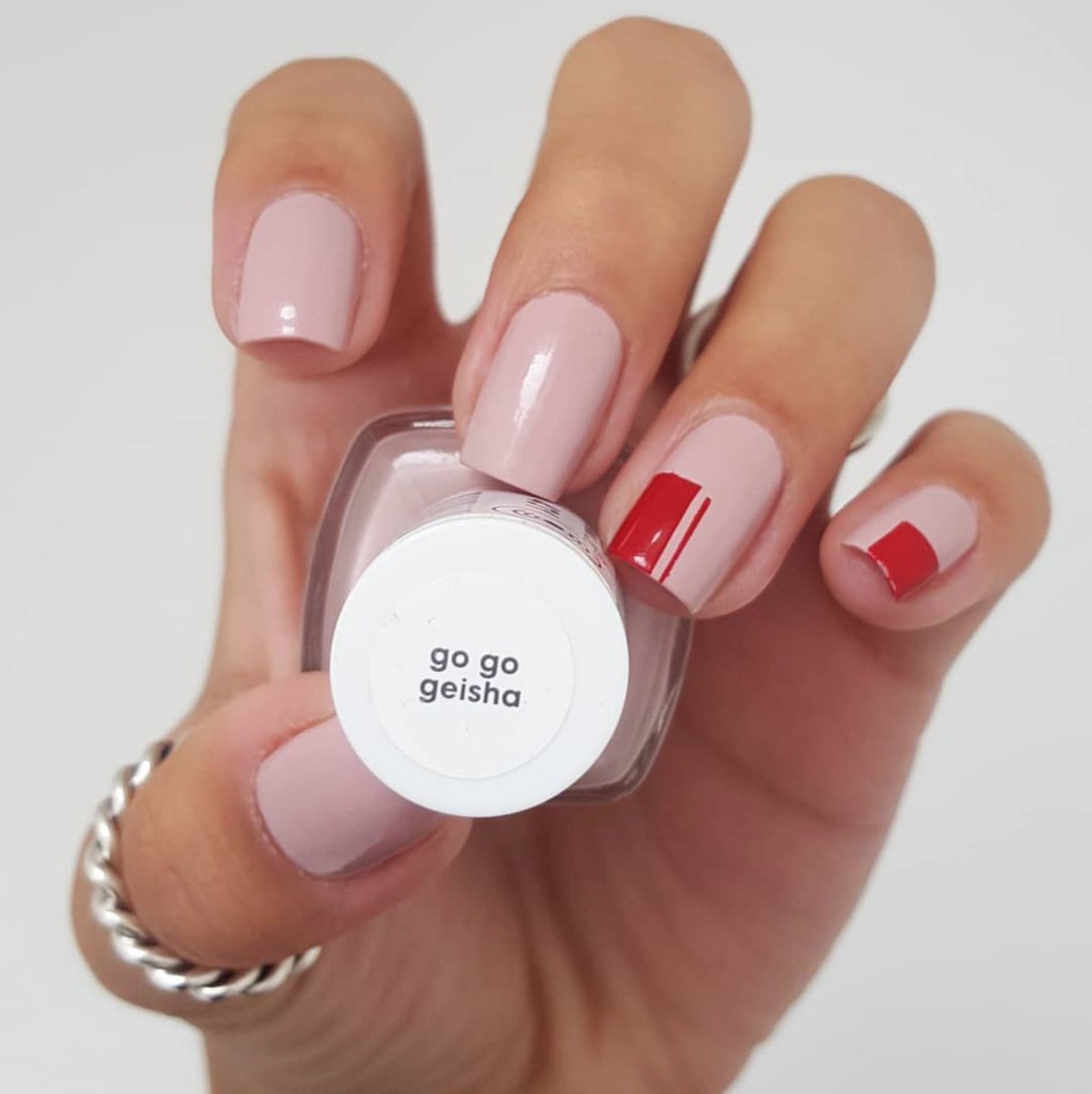 essie's tweet photo. #gogogeisha with a pop of red ❤️ love this look on @mynailspaz https://t.co/PV7LRJrvEU