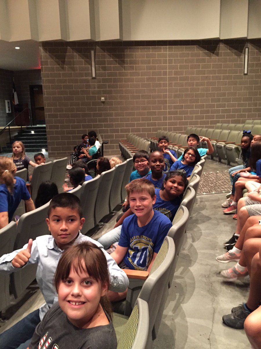 clarkrh1's tweet photo. It was a thumbs up for the show. Woot woot!! #allenthird @allenelem https://t.co/cC3NnBv0YS