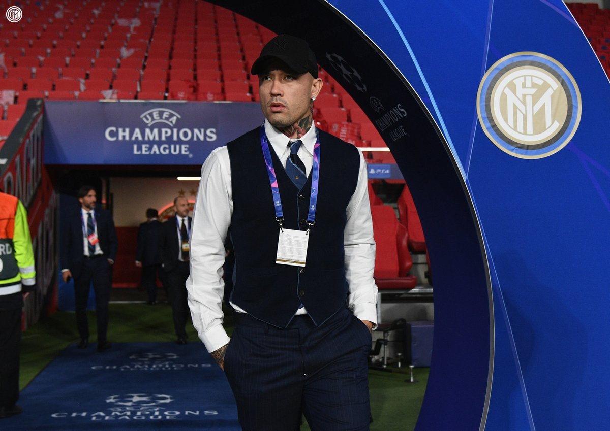 Inter_id's tweet photo. 👔 | Datang ke Philips Stadion dengan penuh gaya 😎💯

#FORZAINTER ⚫️🔵 #PSVInter #InterIsHere #PSVFCIM #UCL https://t.co/03JS3LbXhH