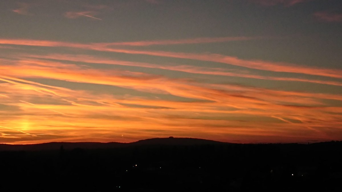 Gloster_Gal's tweet photo. #Gloucester #GloucesterCathedral #MayHill #CandyColouredSkies #OrangeGlow #Wow ❤️ @GlosCathedral @GlosWeather @visit_cotswolds @VisitGloucester @moreGloucester @GlosWalks Weds 3rd Oct https://t.co/lWJpzVNvx3