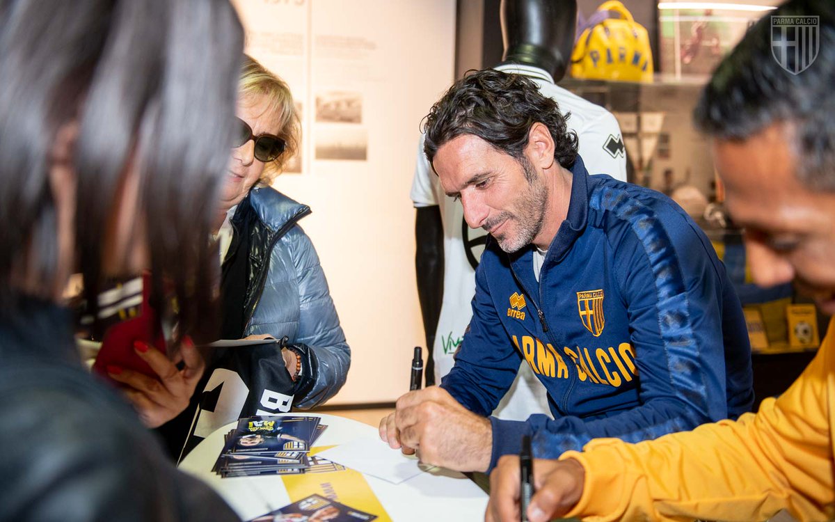 Tantissimi tifosi, tantissimi bambini, tantissimo amore crociato per Alessandro #Lucarelli e #BrunoAlves durante il meet&amp;greet di oggi al Tardini Store! 📸✍🏻💛💙
Guarda la gallery integrale 📸➡ bit.ly/m-g-alves-luca…
#ChinoisiAmo #ForzaParma