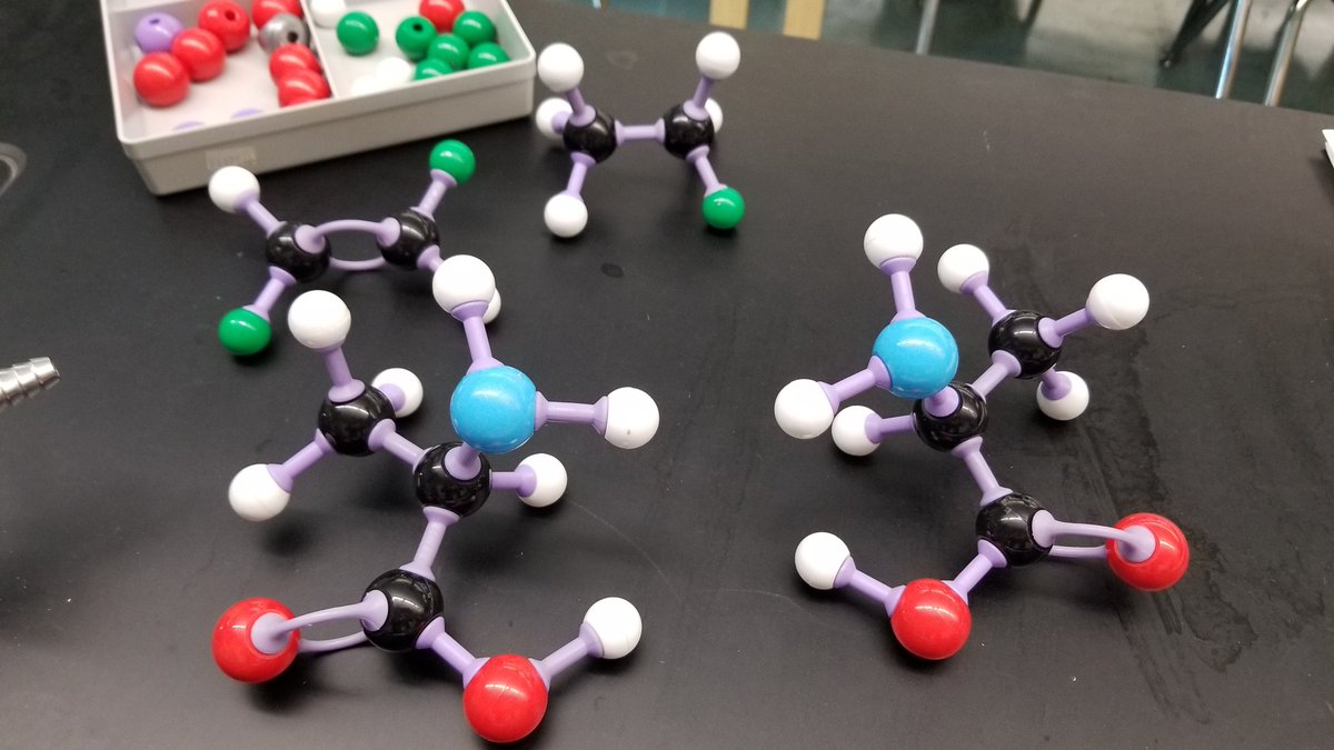 Lipenta_Bio's tweet photo. Modeling enantiomers in #APBio and discussing their effects in pharmacology! #UMHSlearns https://t.co/yZfoBe0MpC